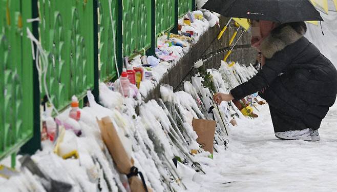 교사가 휘두른 흉기에 당시 8살 김하늘 양이 사망하는 사건이 2025년 2월 대전 서구의 초등학교에서 발생했다. 추모하기 위해 시민들이 남긴 편지와 꽃, 인형이 학교 담장에 놓여있다. (사진=중도일보DB)