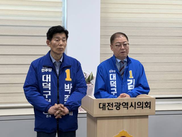 김안태·박종래 6·3 지방선거 더불어민주당 대전 대덕구청장 선거 예비후보가 2일 대전시의회 기자실에서 기자회견을 진행하고 있다. 사진=권오선 기자
