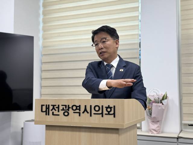 김찬술 6·3 지방선거 더불어민주당 대전 대덕구청장 예비후보가 2일 대전시의회 기자실에서 기자간담회를 진행하고 있다. 사진=권오선 기자