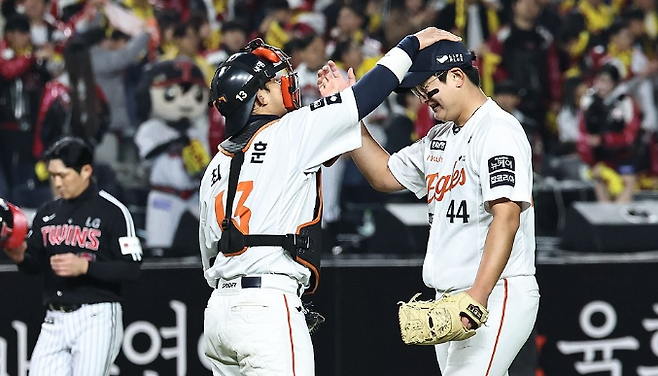 사사구를 남발하며 위기를 자초하는 불펜 투수들의 각성이 필요한 시점이다