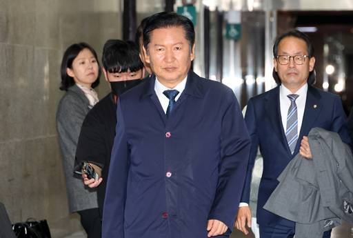 더불어민주당 정청래 대표가 1일 국회에서 열린 비공개 최고위원회의에 참석하고 있다. /연합뉴스