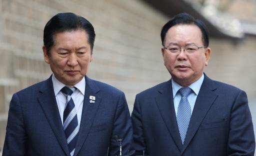 더불어민주당 정청래 대표와 김부겸 전 국무총리가 지난달 26일 서울 중구 달개비에서 회동을 마친 뒤 취재진에게 내용을 설명하고 있다. /연합뉴스