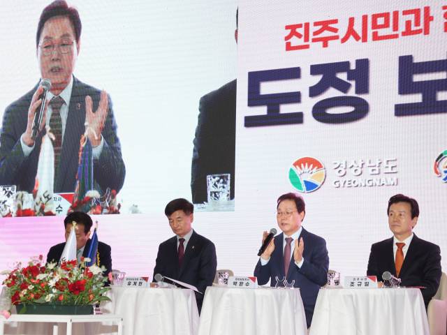 박완수 경남지사가 2일 진주에서 열린 도정보고회에서 도민들과 대화하고 있다. 경남도 제공