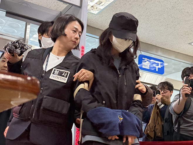 ▲ 장모가 시끄럽게 했다는 이유로 폭행해 숨지게 한 사위 조모(27)와 시신을 함께 유기한 딸최모(26)씨가 2일 오전 대구지방법원에서 열린 구속 전 피의자 심문(영장실질심사)에 출석하고 있다. 이유경 기자