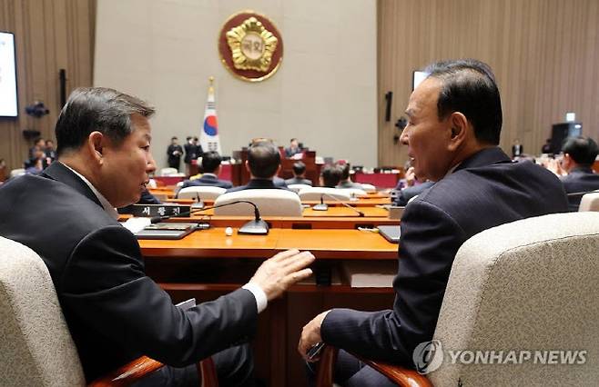 국민의힘 신임 공천관리위원장으로 임명된 박덕흠 의원과 이철규 의원이 2일 국회에서 열린 의원총회에서 대화하고 있다. 사진=연합뉴스