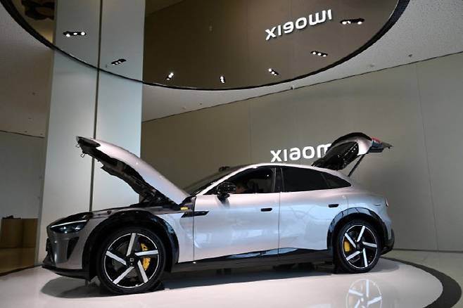 중국 베이징 샤오미 자동차 공장 전시관에 전기차 YU7이 전시돼있다. (사진=AFP)