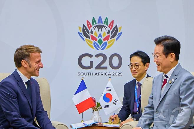 이재명 대통령과 에마뉘엘 마크롱 프랑스 대통령이 22일(현지시간) 남아프리카공화국 요하네스버그 엑스포 센터 양자회담장에서 한·프랑스 정상회담을 하고 있다. (이재명 대통령 SNS. 재판매 및 DB 금지) 2025.11.25 ⓒ 뉴스1 이재명 기자