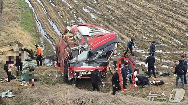 음성 통근버스 사고 현장에서 구조활동을 벌이고 있는 최진우 매니저.(독자 제공. 재판매 및 DB금지)
