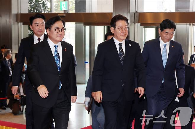 이재명 대통령이 2일 서울 여의도 국회에서 26조2000억 원 규모의 2026년도 1차 추가경정예산안에 대한 시정연설을 하기 전 우원식 국회의장과 환담을 위해 발걸음을 옮기고 있다. 이번 추경안은 중동 사태 장기화로 발생한 고유가·고환율·고금리 등 이른바 '3고(高) 현상'에 대응하고 민생 회복을 도모하기 위해 편성됐다. 2026.4.2 ⓒ 뉴스1 국회사진기자단