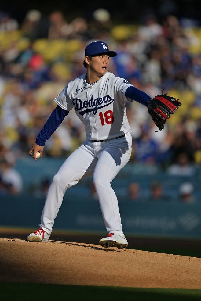Apr 1, 2026; Los Angeles, California, USA; Los Angeles Dodgers starting pitcher Yoshinobu Yamamoto (18) delivers in the first inning against the Cleveland Guardians at Dodger Stadium. Mandatory Credit: Jayne Kamin-Oncea-Imagn Images
<저작권자(c) 연합뉴스, 무단 전재-재배포, AI 학습 및 활용 금지>