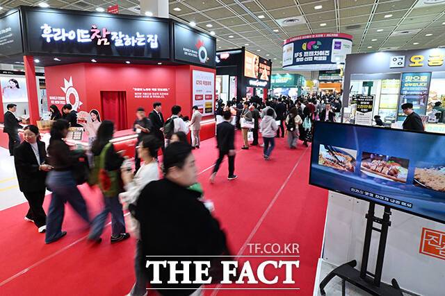 2026 상반기 IFS 프랜차이즈 창업·산업 박람회가 2일 오전 서울 강남구 코엑스에서 개막한 가운데 관람객들이 전시장을 둘러보고 있다. /김성렬 기자