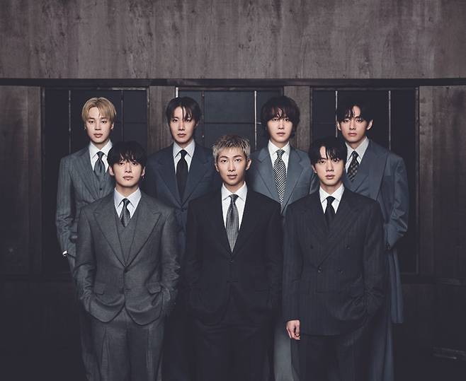 4년 만에 완전체로 돌아온 BTS는 역대급 컴백 무대를 선보였다. 넷플릭스가 단일 가수의 음악 공연을 전 세계 동시 생중계하는 것은 BTS가 사상 최초다.