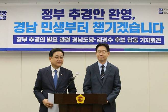 허성무 더불어민주당 경남도당 위원장(왼쪽)과 김경수 경남지사 예비후보가 합동 기자회견 전 취재진과 인사를 나누고 있다. 이세령 기자