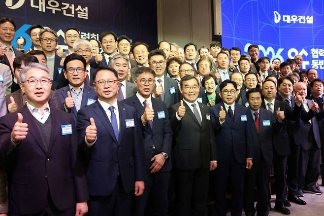 대우건설이 1일 연 협력사 동반성장 간담회에 참석자들이 기념사진을 찍고 있다. 대우건설 제공