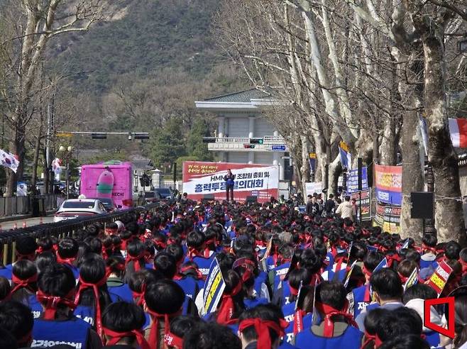 HMM 육상노조가 2일 오후 서울 종로구 청와대 앞에 조합원 총회 및 총력투쟁 결의대회를 위해 모였다. 최영찬 기자