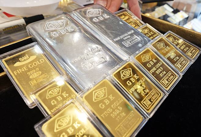 서울 시내 한 금은방에서 직원이 골드바와 실버바를 정리하는 모습./연합뉴스