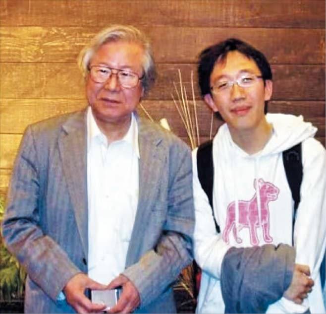 허준이(오른쪽) 미국 프린스턴대 교수와 함께 찍은 사진. 나(왼쪽)는 허 교수를 수학자의 길로 이끈 스승으로 불린다. /조선일보DB