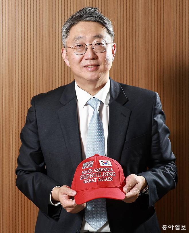 김의중 산업통상부 제조산업정책관이 1일 서울 종로구 동아미디어센터에서 한미 조선 협력을 상징하는 ‘마스가(MASGA·미국 조선업을 다시 위대하게)’ 모자를 들고 포즈를 취하고 있다.파격 승진으로 화제를 모은 김 정책관은 마스가 프로젝트에 대해 “한국 조선업의 글로벌 주도권을 공고히 하기 위한 전략이 담겼다”고 말했다. 송은석 기자 silverstone@donga.com