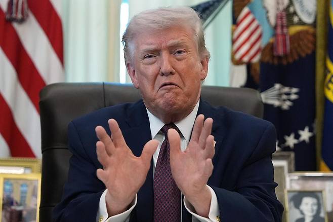 ‘종전 의지’ 내비친 트럼프 도널드 트럼프 미국 대통령이 지난달 31일(현지 시간) 워싱턴 백악관에서 우편투표 등 각종 사전투표를 제한하는 내용의 행정명령에 서명하기 전에 발언하고 있다. 그는 이 자리에서 전쟁을 마무리하겠단 의지를 내비쳤는데, 1일 오전 트루스소셜을 통해선 “새 이란 정권의 대통령이 방금 미국에 휴전을 요청했다”고 밝혔다. 트럼프 대통령은 같은 날 오후 9시(한국 시간 2일 오전 10시) 이란 전쟁 관련 대국민 연설에 나선다. 워싱턴=AP 뉴시스