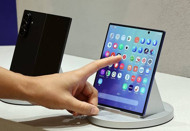 지난해 7월 23일 서울 영등포구 여의도 더현대 서울에 마련된 갤럭시 스튜디오에서 한 시민이 진열된 갤럭시Z폴드7을 살펴보고 있다. 뉴스1