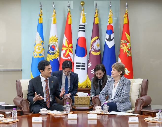 안규백 국방부 장관이 2일 국방부를 방문한 미국 상원의원단을 접견하고 있다. 국방부 제공
