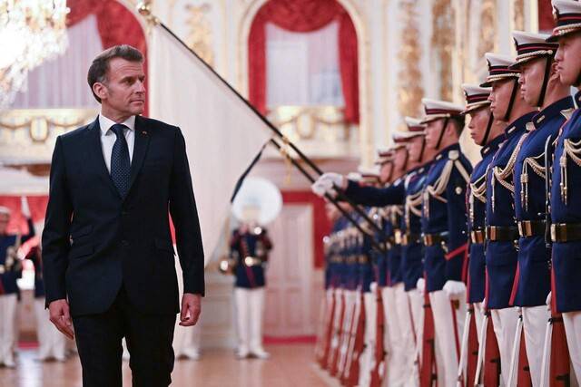 1일 일본을 방문 중인 에마뉘엘 마크롱 프랑스 대통령이 도쿄 아카사카 영빈관에서 의장대 환영을 받고 있다. AFP 연합뉴스