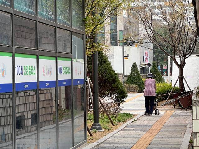 1일 찾아간 서울번동 3단지에서는 노인들을 많이 만날 수 있었다. 최근 신축한 주민편의시설에는 주민복지관과 치매안심센터, 식당 등이 들어섰다. 김민호 기자