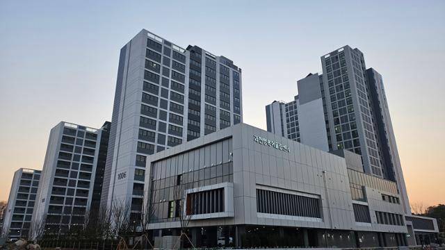 한국토지주택공사(LH)가 처음 공급한 통합공공임대주택 경기 과천시 '과천포레드림' 아파트 전경. LH 제공