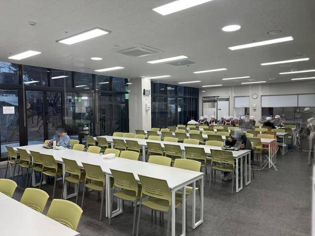 1일 서울번동 3단지에서 주민과 직원들이 점심을 먹고 있다. 김민호 기자