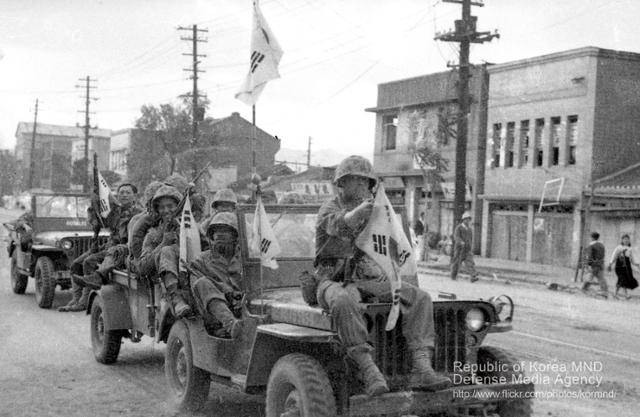 미1기병사단 장병들이 1950년 10월 19일 태극기를 꽂고 평양 시내로 입성하고 있다. 대한민국 국군