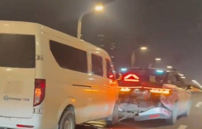 지난달 31일 중국 우한시에서 시스템 오류로 인해 교통 정체가 한창인 도심 도로 한가운데 멈춰선 아폴로 고(Apollo Go) 로보택시의 모습이 현지 소셜미디어(SNS) 영상의 캡처 사진에 담겼다. 더우인 캡처