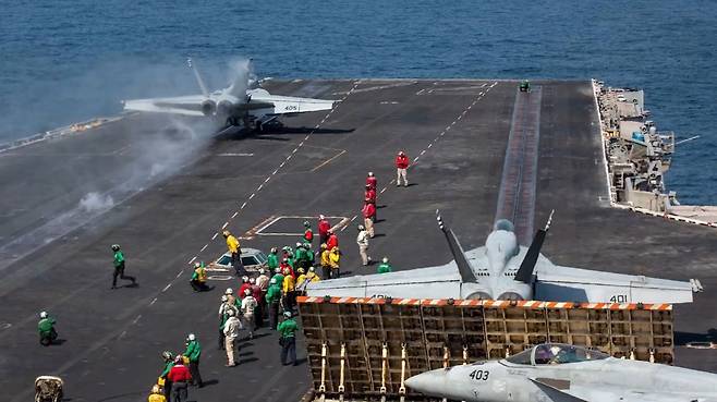 지난달 28일(현지시간) 미군이 항공모함에서 이란에 대한 '장대한 분노' 작전을 수행하는 모습. 사진 美 중부사령부 CENTCOM