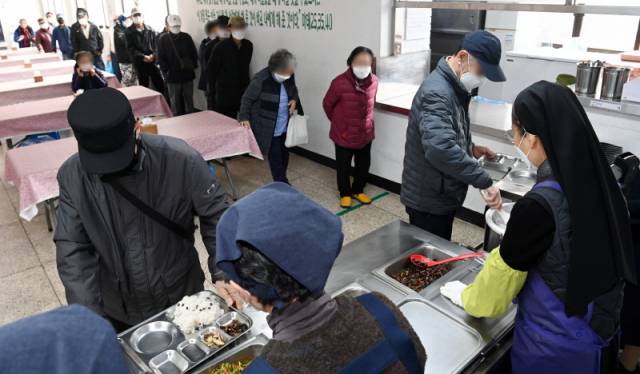 ▲ 고환율과 중동사태의 장기화로 인한 외식물가 급등으로 서민경제에 빨간불이 켜진 가운데 1일 춘천의 한 무료 급식소에서 시민들이 배식을 받기 위해 길게 줄을 서 있다. 방도겸 기자