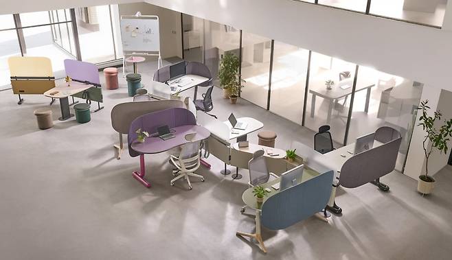 현대리바트 이모션 모션데스크와 스파인을 조합해 조성한 사무실의 모습./제공=현대리바트