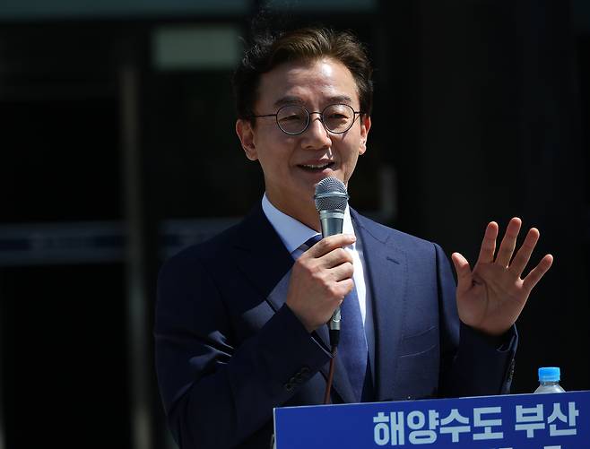 전재수 더불어민주당 의원이 2일 부산 동구 해양수산부 청사 앞에서 부산시장 출마 선언을 하고 있다. 연합뉴스