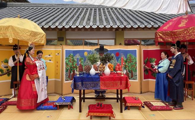 고양문화원 한옥 안마당에서 전통 혼례가 열리고 있다. 고양특례시 제공