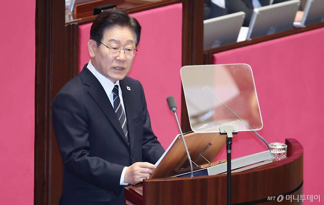 (서울=뉴스1) 이재명 기자 = 이재명 대통령이 2일 서울 여의도 국회에서 중동 사태 대응을 위한 추가경정예산(추경)안에 대한 시정연설을 하고 있다. 2026.4.2/뉴스1 Copyright (C) 뉴스1. All rights reserved. 무단 전재 및 재배포, AI학습 이용 금지. /사진=(서울=뉴스1) 이재명 기자
