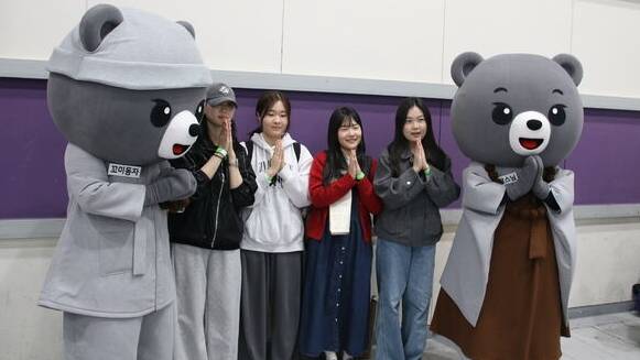 서울국제불교박람회를 관람하러 온 충남 공주교육대학교 학생들이 마스코트와 기념사진을 찍고 있다.
