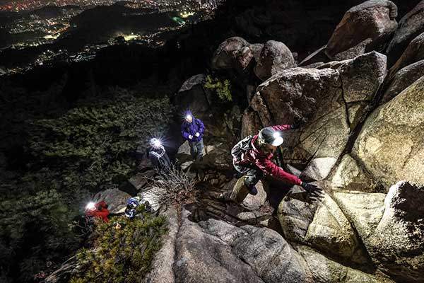 선유천 국기대를 오르는 월간 직장인 독자.