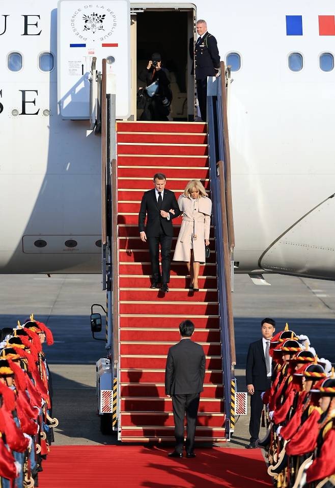 마크롱 대통령 부부, 한국 도착 - 에마뉘엘 마크롱 프랑스 대통령과 브리지트 마크롱 여사가 2일 경기 성남시 서울공항을 통해 방한, 전용기에서 내리고 있다. 마크롱 대통령은 오는 3일 이재명 대통령과 정상회담, 국빈 오찬 등의 일정을 진행할 예정이다. 2026.4.2 뉴스1