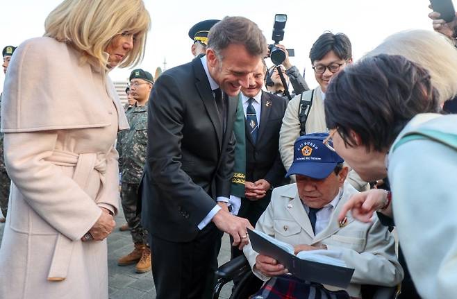 참전용사 만난 마크롱 프랑스 대통령 - 대한민국을 국빈 방문한 에마뉘엘 마크롱 프랑스 대통령이 2일 서울 용산구 전쟁기념관을 찾아 참전용사 이병선씨를 만나 감사의 인사를 전하고 있다. 2026.4.2 국가보훈부 제공