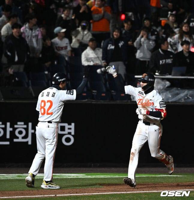 한화 심우준(오른쪽)이 1일 KT전 8회말 동점 스리런 홈런을 친 뒤 베이스를 돌고 있다. /사진=OSEN