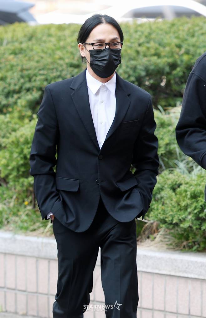 마약 투약 후 자수하며 1심 집행유예 판결을 받은 래퍼 식케이(본명 권민식)이 2일 서울서부지방법원에서 열린 마약류 관리에 관한 법률 위반 혐의 항소심 첫 공판기일에 출석하고 있다. /2026.04.02 /사진=김휘선 hwijpg@