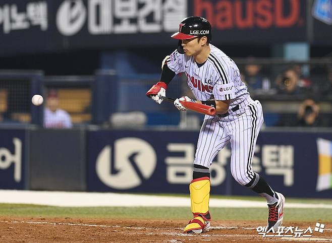 1일 오후 서울 잠실야구장에서 열린 '2026 신한 SOL Bank KBO리그' KIA 타이거즈와 LG 트윈스의 경기, 8회말 무사 2루 LG 박해민이 희생번트를 날리고 있다. 잠실, 고아라 기자