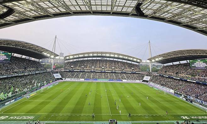 축구팬 가득찬 전주월드컵경기장 (전주=연합뉴스) 최송아 기자 = 31일 전북과 울산 HD의 하나은행 K리그1 2025 17라운드 '현대가(家) 더비'가 펼쳐진 전주월드컵경기장 관중석이 축구팬으로 가득하다. 이날 관중 수는 3만1천830명을 기록했다. 2025.5.31 songa@yna.co.kr