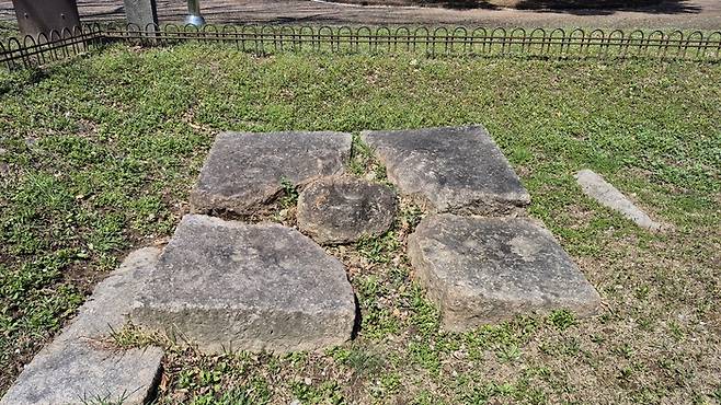 경주 동천동 사방불탑신석 옆에 남아 있는 석재들. 몸돌 주변에 판석 형태의 돌과 둥근 석재가 함께 놓여 있어 옛 절터와 구조물의 흔적을 짐작하게 한다. 장성재기자 blowpaper@yeongnam.com