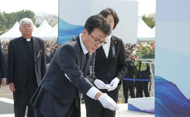 3일 오전 10시 제주4.3평화공원에서 봉행된 제78주년 제주4.3희생자추념식에서 분향을 하고 있는 김민석 국무총리. 사진=제주도청출입기자단 ⓒ제주의소리