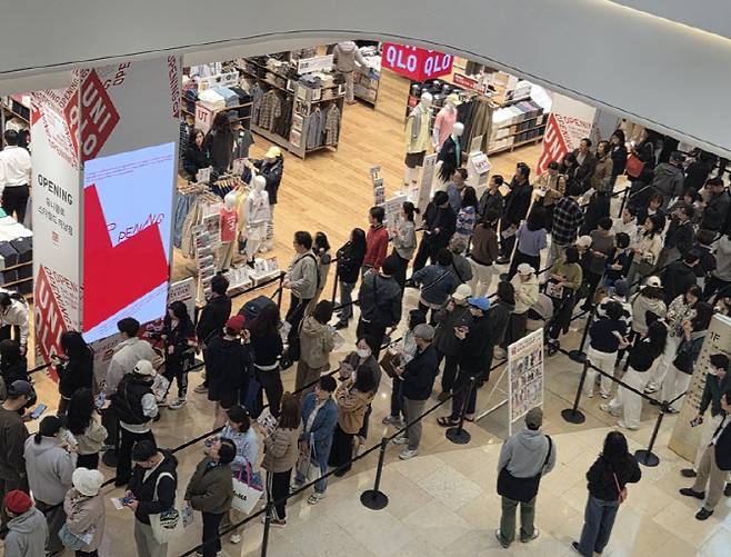 유니클로 스타필드 하남점 리뉴얼 오픈 첫날 매장 앞에 고객들이 길게 줄을 서 입장을 기다리고 있다. (사진=한전진 기자)