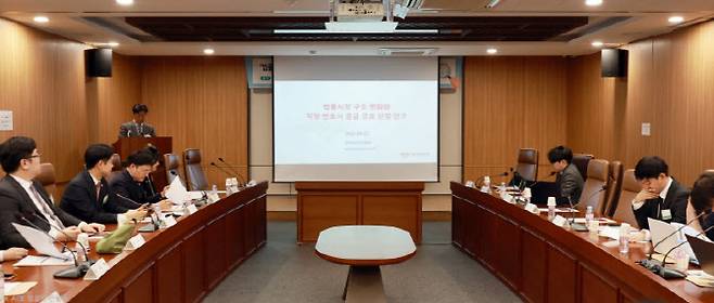 서울지방변호사회가 지난 2일 오후 서울 서초구 서울지방변호사회관에서 '법률시장 구조 변화와 적정 변호사 공급 규모 산정 연구 결과' 발표회를 열고 있는 모습. (사진=서울지방변호사회 제공)