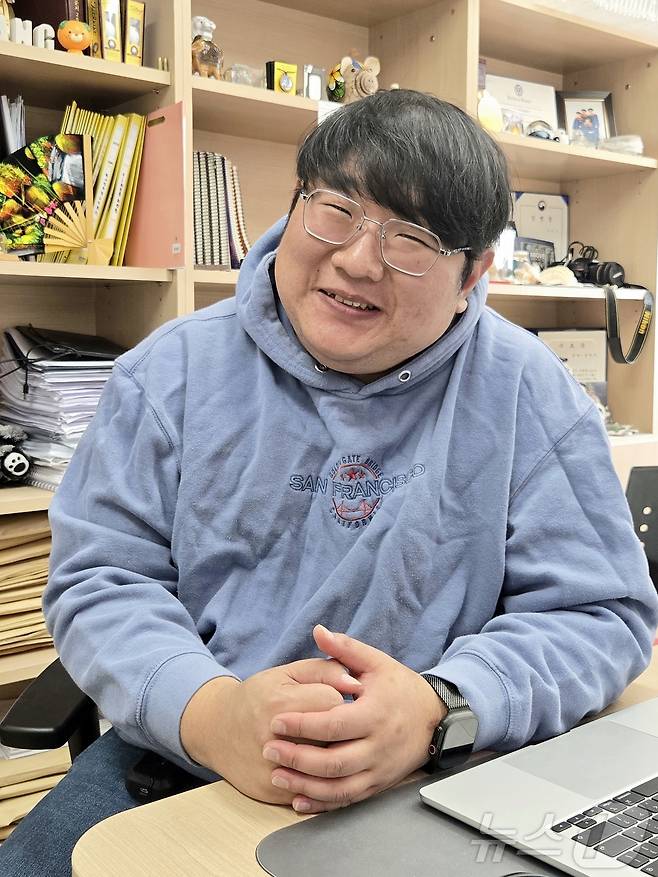 벚꽃 사진 찍기 수업 과제로 화제인 충북대학교 공과대학 공업화학과 강동우 교수.2026.4.3 ⓒ 뉴스1